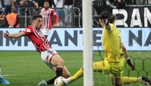 Corinthians empata com São Paulo no fim e segue líder do Brasileirão 