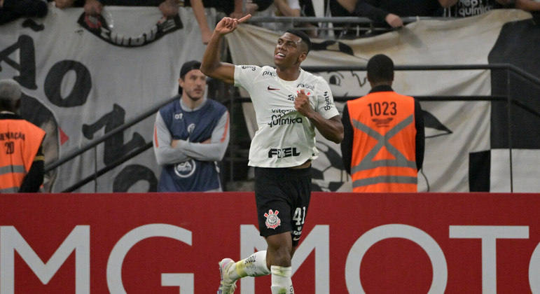 Felipe Augusto comemora gol do Corinthians