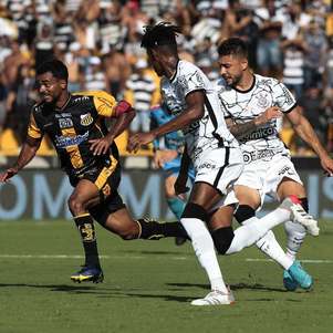 Jogadores de Novorizontino e Corinthians disputam lance