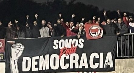 Nas gravações, a torcida entoa gritos de 'democracia'
