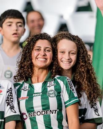 O jogo ficou marcado, principalmente, pela presença feminina nas arquibancadas, que nem sempre é tão comum e dominante no futebol brasileiro