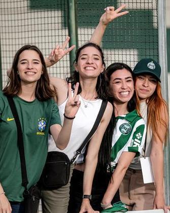 A decisão de permitir somente crianças e mulheres era inédita no futebol paranaense até o jogo no domingo (15)