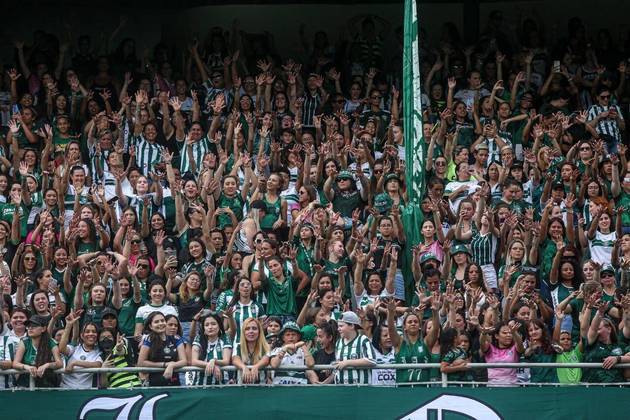 Com um verdadeiro show por parte da torcida presente, em campo, o Coxa correspondeu o apoio da torcida e venceu por 1 a 0.O atacante Alef Manga foi o responsável pelo gol do Coritiba