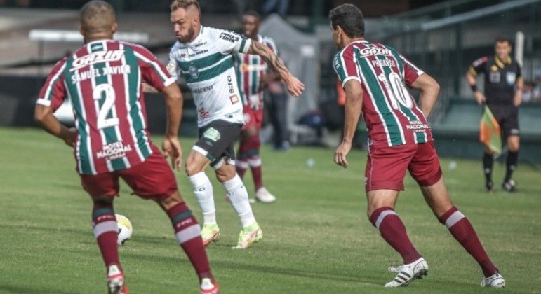 Lance de jogo quente entre Fluminense e Coritiba, disputado na capital paranaense