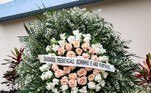 Primeiro famoso a falar da morte de Erasmo Carlos na web, o diretor José Bonifácio de Oliveira, o Boninho, enviou uma coroa de flores em conjunto com a mulher, a apresentadora Ana Furtado