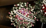 Entre as coroas de flores enviadas ao local, foi possível ver mensagens de nomes como Rita Lee e Roberto de Carvalho
