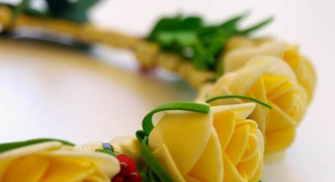 Coroa de flores de EVA amarelas