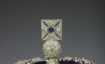 A&nbsp;Coroa&nbsp;Imperial do Estado foi encomendada&nbsp;para&nbsp;a&nbsp;coroa&ccedil;&atilde;o&nbsp;do Rei George 6&ordm;&nbsp;em 1937. Elizabeth 2&ordf; a&nbsp;usou ap&oacute;s a proclama&ccedil;&atilde;o como rainha.&nbsp;A&nbsp;falecida monarca tamb&eacute;m&nbsp;a&nbsp;usava em outras ocasi&otilde;es, como nas aberturas formais do Parlamento.&nbsp;A&nbsp;coroa&nbsp;pesa mais de 1 kg, tem 31,5 cent&iacute;metros de altura e 2.868 diamantes, 17 safiras, 11 esmeraldas, 269 p&eacute;rolas e 4 rubis