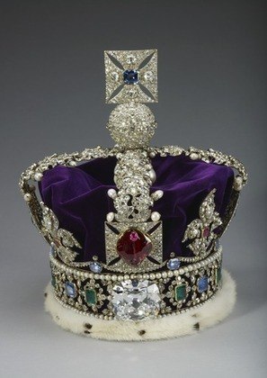 A&nbsp;Coroa&nbsp;Imperial do Estado foi encomendada&nbsp;para&nbsp;a&nbsp;coroa&ccedil;&atilde;o&nbsp;do Rei George 6&ordm;&nbsp;em 1937. Elizabeth 2&ordf; a&nbsp;usou ap&oacute;s a proclama&ccedil;&atilde;o como rainha.&nbsp;A&nbsp;falecida monarca tamb&eacute;m&nbsp;a&nbsp;usava em outras ocasi&otilde;es, como nas aberturas formais do Parlamento.&nbsp;A&nbsp;coroa&nbsp;pesa mais de 1 kg, tem 31,5 cent&iacute;metros de altura e 2.868 diamantes, 17 safiras, 11 esmeraldas, 269 p&eacute;rolas e 4 rubis