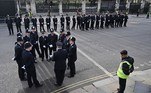 Policiais se reúnem na rota da precessão, perto das Casas do Parlamento, no centro de Londres