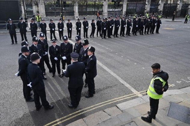 Policiais se reúnem na rota da precessão, perto das Casas do Parlamento, no centro de Londres