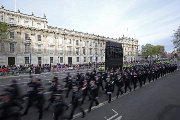 Policiais marcham ao longo da rota de precessão, no centro de Londres