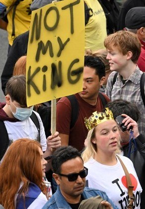 Manifestante contra a realeza segura um cartaz com os dizeres 'Not My King' (Não é meu rei) nas ruas de Londres.
