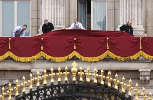 Trabalhadores preparam a sacada do Palácio de Buckingham, onde o futuro rei irá cumprimentar seus súditos.