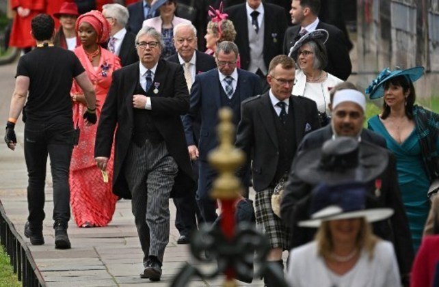 Os convidados chegam à Abadia de Westminster, antes das coroações do rei Charles 3º e da rainha consorte Camila