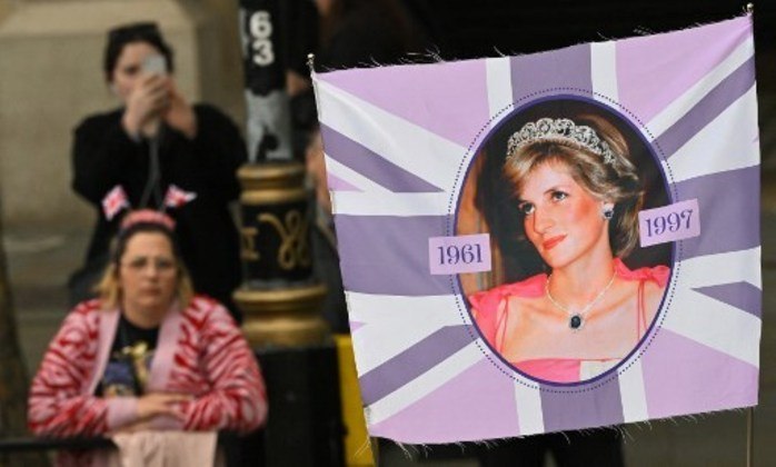 Simpatizantes fazem homenagem à falecida princesa Diana