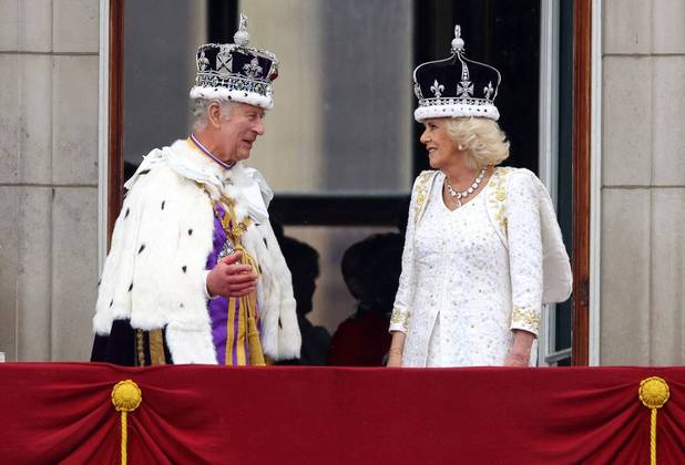 Depois da cerimônia, Charles e Camilla retornaram ao Palácio de Buckingham. De lá, o casal foi até a sacada e acenou aos súditos, que, mesmo debaixo de chuva, se mostraram entusiasmados com o momento histórico