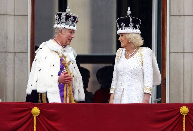 Charles foi coroado ao lado da esposa, a rainha consorte Camilla Parker Bowles. Na foto, eles aparecem na varanda do Palácio de Buckingham, enquanto eram admirados por uma multidão de apoiadores. Eles permaneceram lado a lado em todas as etapas da coroação, como o percurso de carruagem do Palácio de Buckingham à abadia, até o momento em que foram ungidos pelo arcebispo da Cantuária