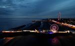 No domingo (7), durante o Concerto da Coroação, dez locais em todo o Reino Unido foram iluminados para homenagear Charles, em exibição espetacular conhecida como Lighting Up the Nation. Na foto, é possível ver a vista aérea da cidade de Blackpool, com a turística Torre de Blackpool ao fundo