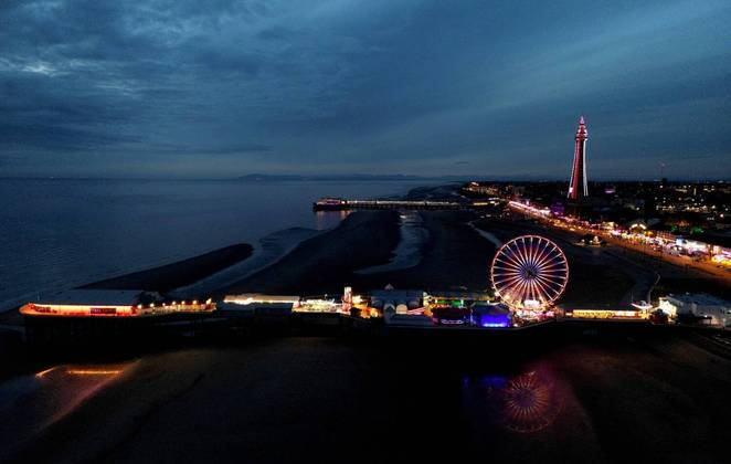 No domingo (7), durante o Concerto da Coroação, dez locais em todo o Reino Unido foram iluminados para homenagear Charles, em exibição espetacular conhecida como Lighting Up the Nation. Na foto, é possível ver a vista aérea da cidade de Blackpool, com a turística Torre de Blackpool ao fundo
