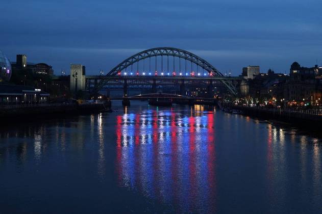 Ainda durante o Lighting Up the Nation, a ponte Tyne ficou toda iluminada, refletindo na água as cores da bandeira do Reino Unido: vermelha, azul e branca. O Rio Tyne fica localizado ao norte da Inglaterra