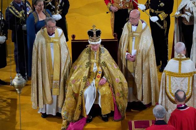 O rei Charles 3º, de 74 anos, foi coroado no sábado (6), em Londres, em evento que parou o Reino Unido por dois dias. Na foto, o monarca é visto sentado no trono, logo após ser coroado, em cerimônia na Abadia de WestminsterFormatar