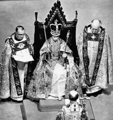 Coroação televisionada Para Astrid Beatriz Bodstein, historiadora, criadora do perfil @royaltyandprotocol e também consultora em gestão de pessoas, etiqueta, boas maneiras e protocolo, o grande marco da mudança de comportamento da família real acontece com a decisão de televisionar a coroação da rainha Elizabeth 2ª “Até então, essa era uma cerimônia extremamente sagrada e para poucas pessoas. Quando decide televisionar a coroação, a família real abre esse momento para o mundo em um processo de aproximação da monarquia do público, durante um momento pós Primeira e Segunda Guerra Mundial.”