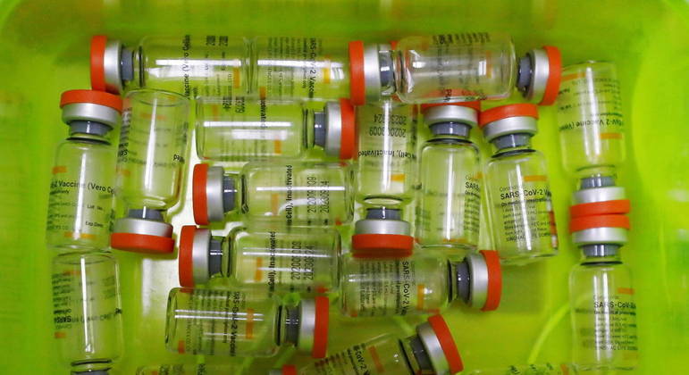 Países que imunizaram com Coronavac registraram ondas de contaminação, mas menos mortes
