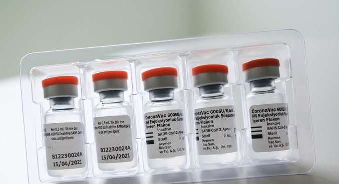 CoronaVac é a segunda vacina mais aplicada no Brasil, atrás da AstraZeneca