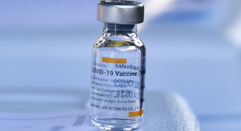 Chile e Uruguai já estão aplicando terceira dose em quem tomou CoronaVac