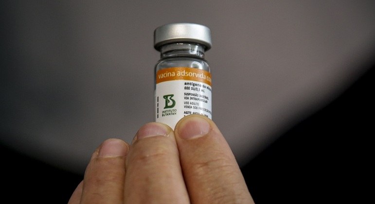 Vacinas serão distribuídas igualmente e proporcionalmente aos estados, disse ministro