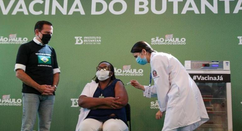 Mônica Calazans foi a primeira a ser vacinada no Brasil