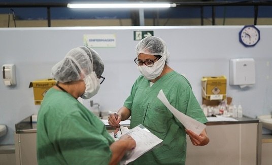 Brasil contabiliza 751 mortes por covid-19 em 24 horas, maior número desde o início da pandemia (Amanda Perobelli/Reuters)