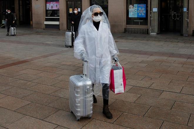 Em Pequim, Xangai, Guangzhou e Wuhan, além das máscaras, cidadãos estão usando sacos plásticos na tentativa de ficar protegidos contra o vírus, que já matou mais de 1.000 pessoas no país e infectou cerca de 42 mil
