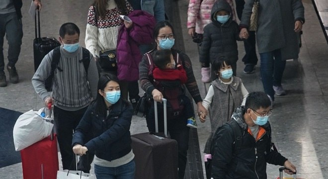 HKG - HONG KONG/CORONAVÍRUS - INTERNACIONAL - Passageiros usam máscaras protetoras chegam à estação ferroviária de alta velocidade em Hong Kong, nesta terça-feira, 28 de janeiro de 2020. A chefe-executiva de Hong Kong, Carrie Lam, anunciou hoje que o território vai suspender a emissão de vistos de viagem para turistas da China em meio a preocupações com a disseminação do surto de coronavírus iniciado na cidade chinesa de Wuhan. 28/01/2020 - Foto: VINCENT YU/ASSOCIATED PRESS/ESTADÃO CONTEÚDO