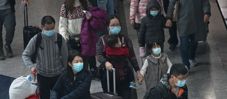 Passageiros usam máscaras protetoras em estação ferroviária em Hong Kong