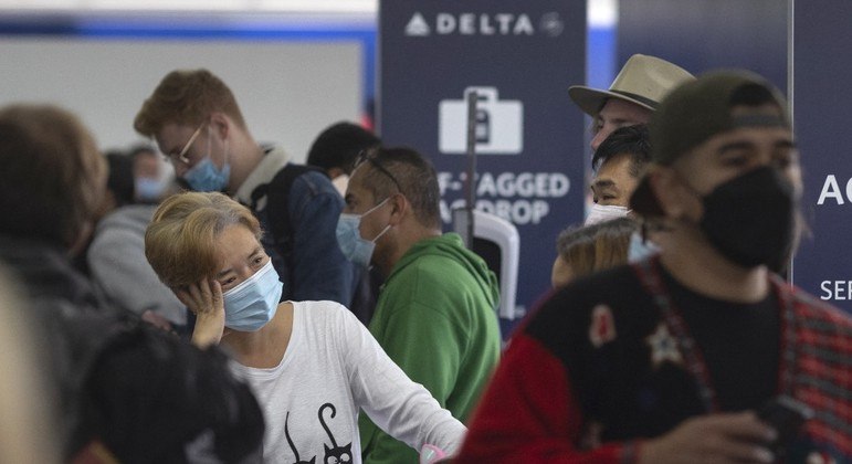 Passageiros aguardam voo em meio a cancelamentos em aeroporto de Los Angeles (EUA)