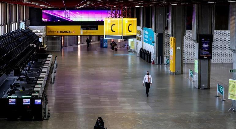 Aeroporto de Cumbica vazio em maio do ano passado em razão de restrições