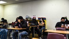 Receosos e com máscaras, alunos voltam às aulas em Miami