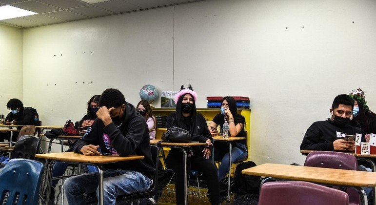 Adolescentes devem usar máscaras em sete distritos escolares da Flórida
