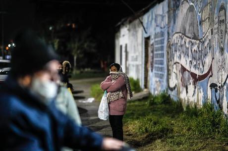 Argentinos aguardam em fila de doação de alimentos 
