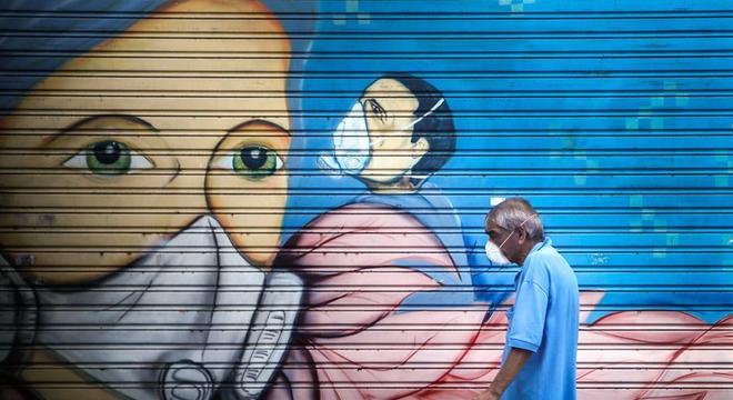 Mural em Buenos Aires, Argentina: OMS recomenda máscaras para profissionais de saúde