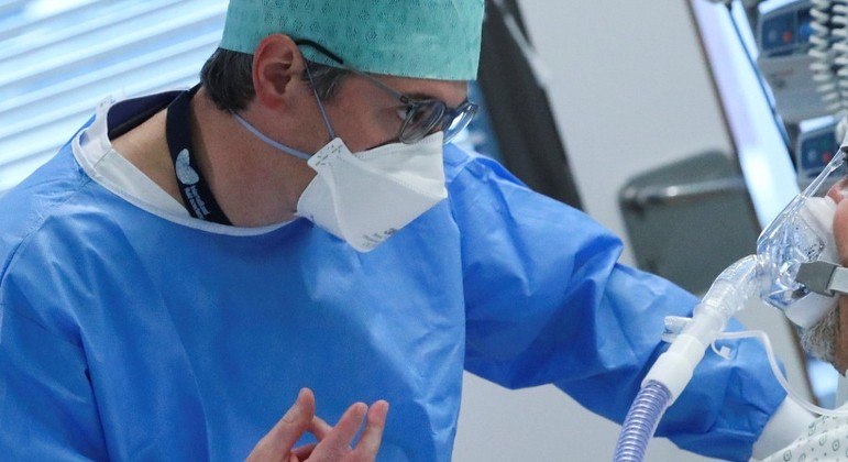 Médico trata paciente em uma UTI em Antuérpia, na Bélgica
