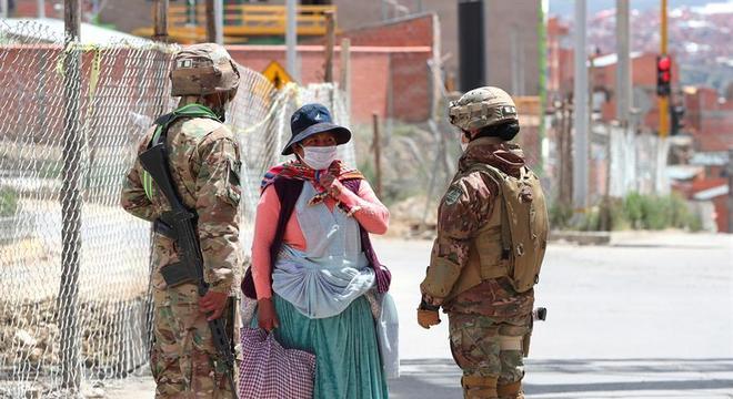 Soldados fiscalizam o cumprimento da quarentena total na Bolívia
