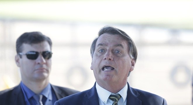O presidente Jair Bolsonaro conversa na frente do Palácio da Alvorada