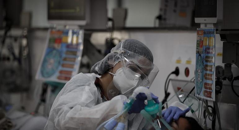 Paciente com covid é tratado no Hospital de M'Boi Mirim, em São Paulo: unidades estão lotadas