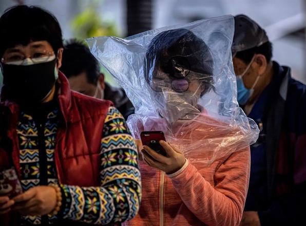 A cidade de Wuhan, epicentro da epidemia, enfrenta uma quarentena virtual, com habitantes impedidos de sair, aeroporto e estações de trens fechadas e aumento do número de infectados pelo novo coronavírus 