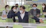 Presidente da Coreia do Sul, Moon Jae-in, inspeciona medidas de isolamento em escolas em Seul antes da sua reabertura 