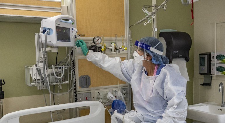 Hospitais dos EUA têm número recorde de internações por Covid-19
