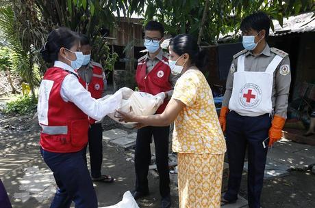 Cruz Vermelha distribui comida em Mianmar